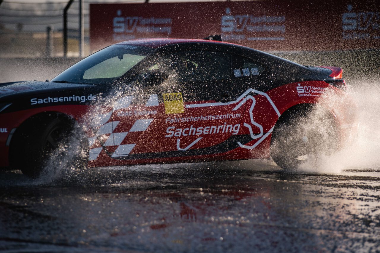Nahaufnahme von driftendem, rotem Sachsenring Sportwagen 