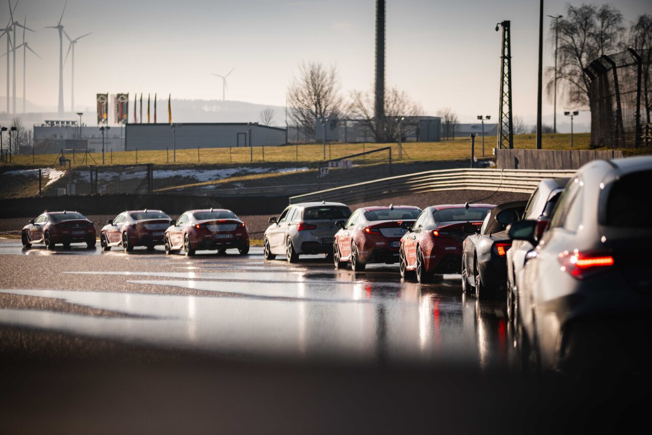 Autoschlange, wo drauf gewartet wird bis jeder dran ist zum Driften.