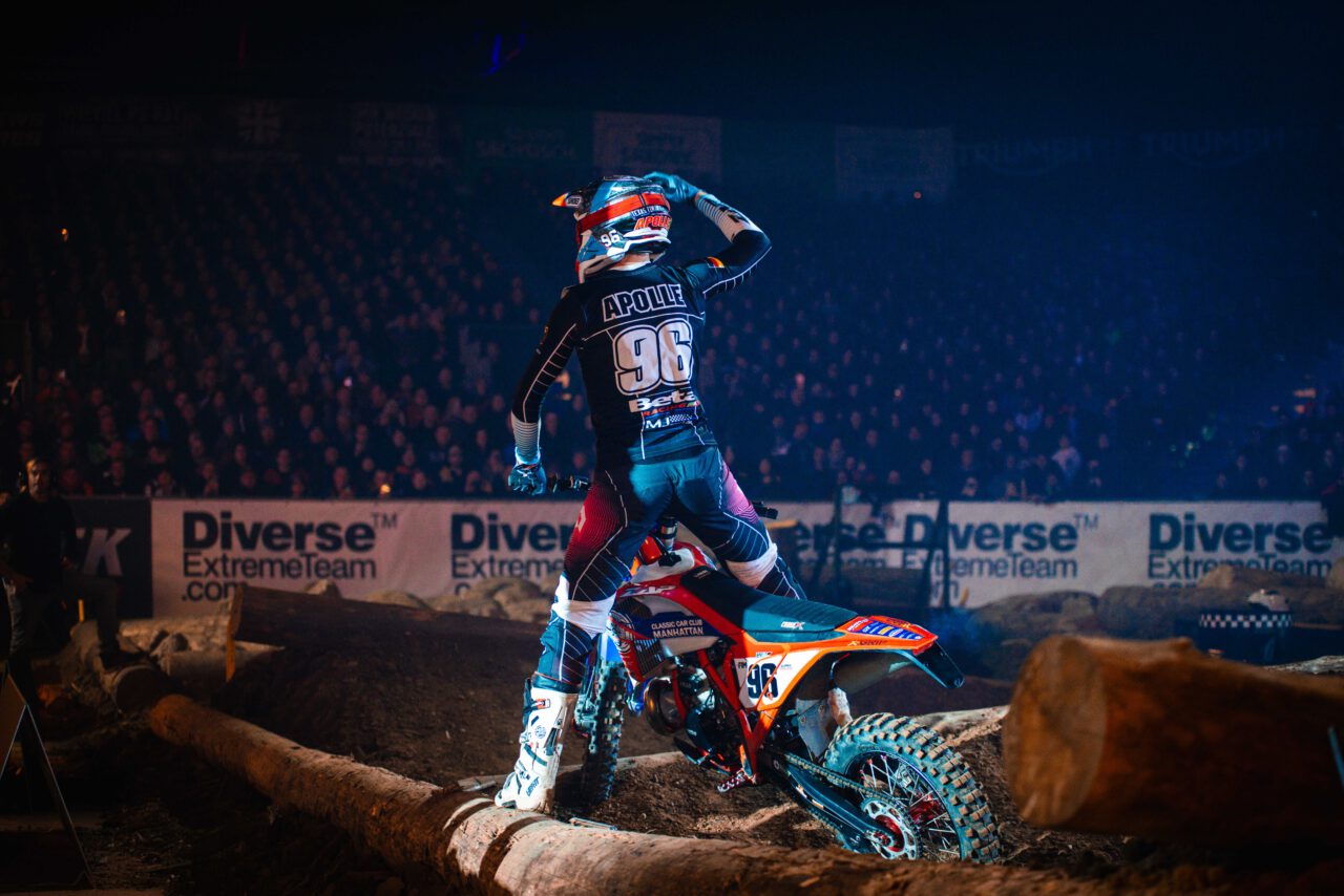 Tim Apolle von hinten mit Helm und Schutzkleidung auf Motorrad auf Hindernisparcours in Halle vor Publikum