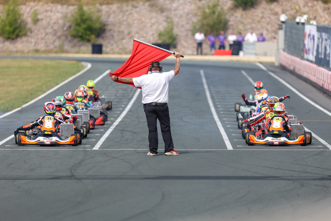 Rote Fahne und Aufstellung der Kart an der Startlinie