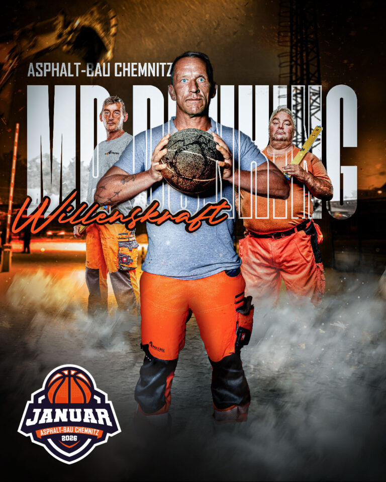 Drei Bauarbeiter von Asphaltbau Chemnitz in Arbeitskleidung inszeniert im Basketball-Style, zentraler Mitarbeiter hält einen Basketball, dynamische Baustellen-Atmosphäre mit dramatischem Licht, Kalender 2026 Motiv Januar mit Fokus auf Teamgeist und Willenskraft.