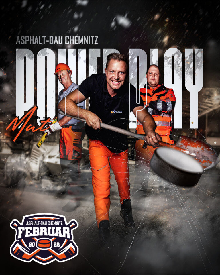 Bauarbeiter von Asphaltbau Chemnitz im Eishockey-Style inszeniert, zentraler Mitarbeiter mit Schläger und Puck in dynamischer Bewegung, Baustellen-Setting mit Funken und Rauch, Kalender 2026 Februar mit Fokus auf Stärke, Teamarbeit und Action.