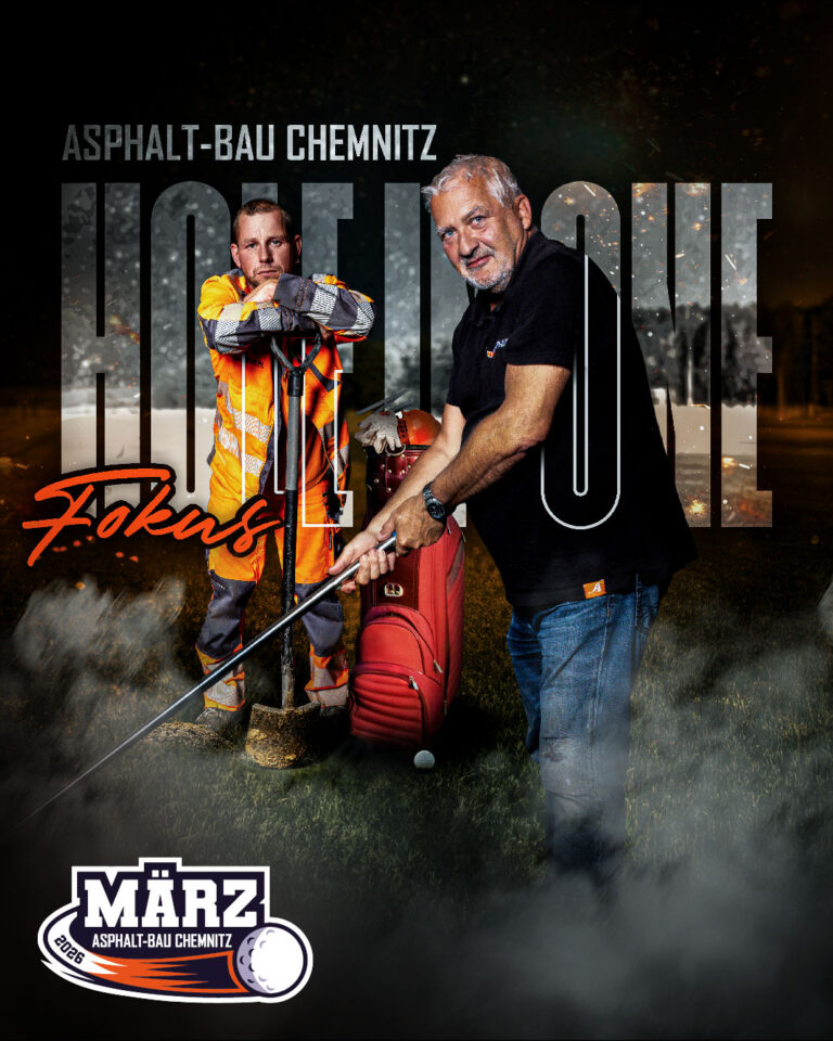 Zwei Mitarbeiter von Asphaltbau Chemnitz im Golf-Style dargestellt, mit Schläger und Ausrüstung auf inszeniertem Spielfeld, Kombination aus Baustelle und Sportmotiv, Kalender 2026 März mit Fokus auf Präzision, Erfahrung und Teamwork.