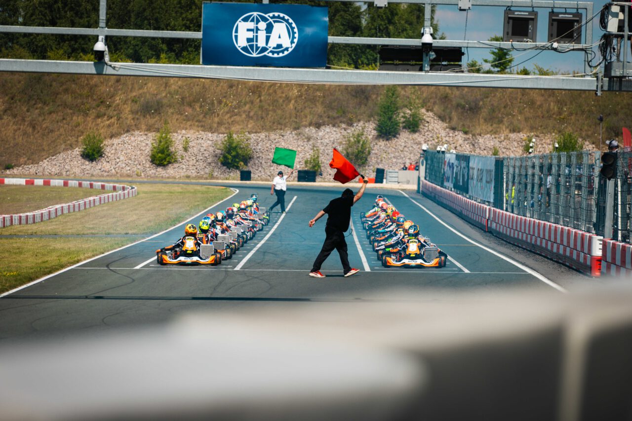 Rote Fahne und grüne Fahne und Aufstellung der Kart an der Startlinie